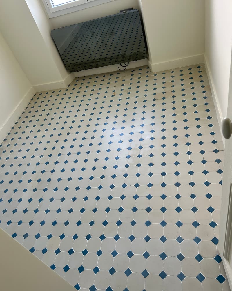 Couloir en carreaux blancs à cabochons bleus, après nettoyage.