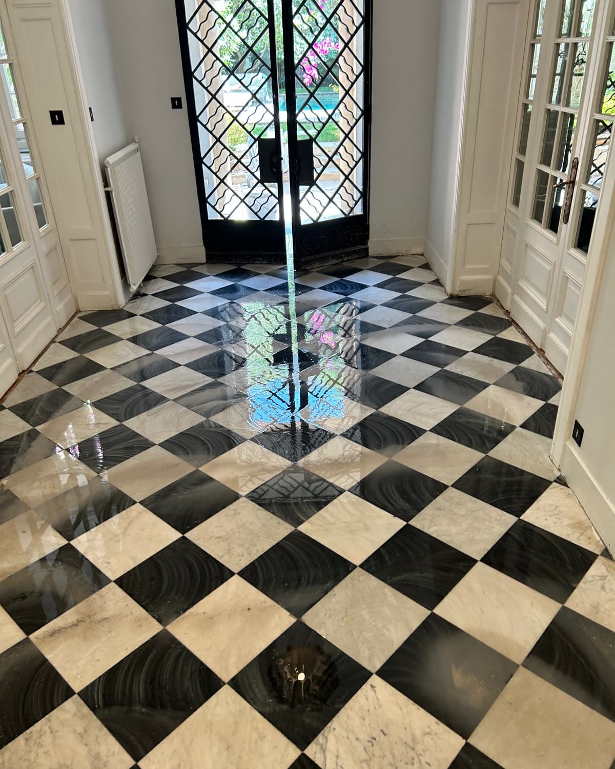 Le même hall après cristallisation, effet miroir.