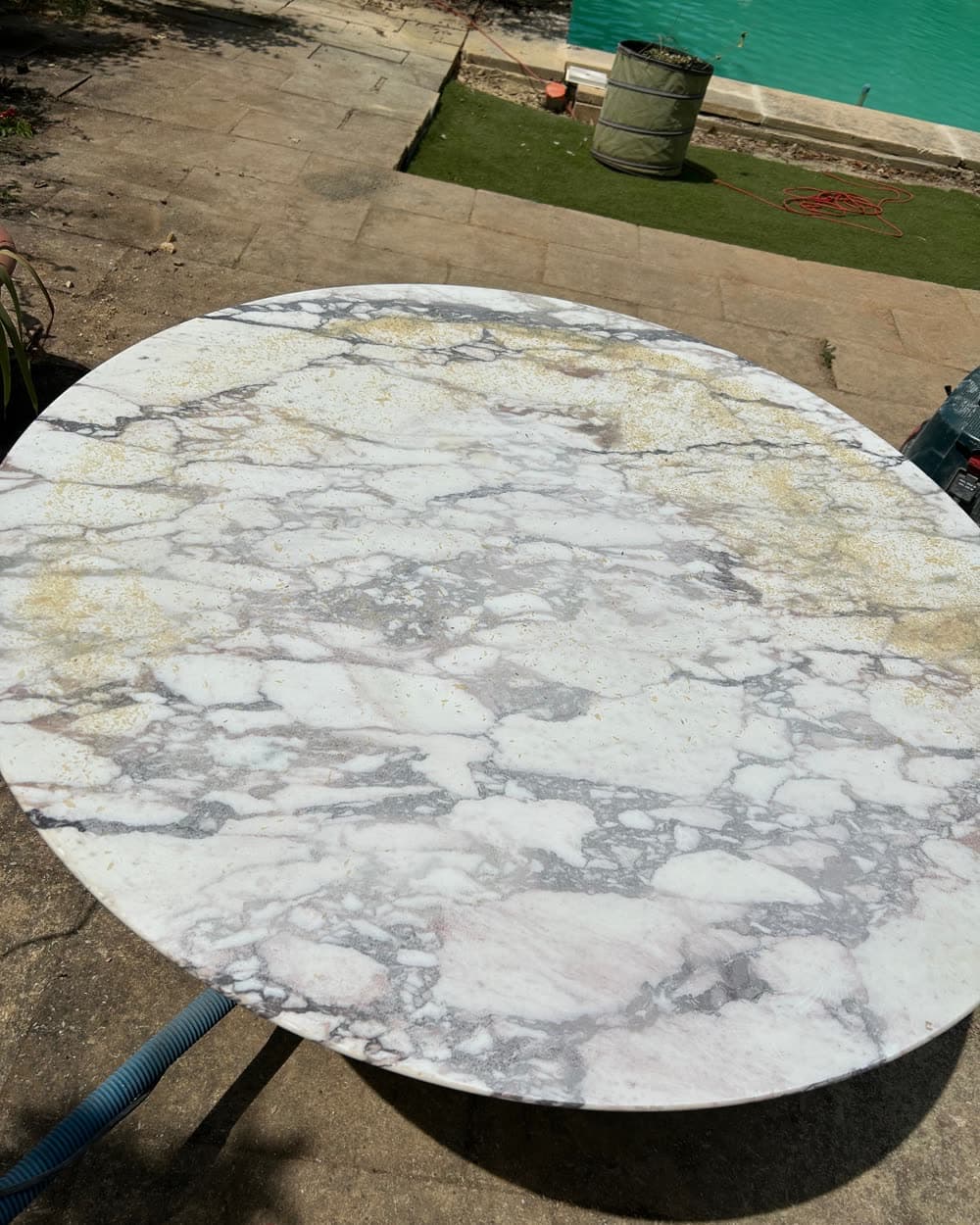 La même table après ponçage et polissage.