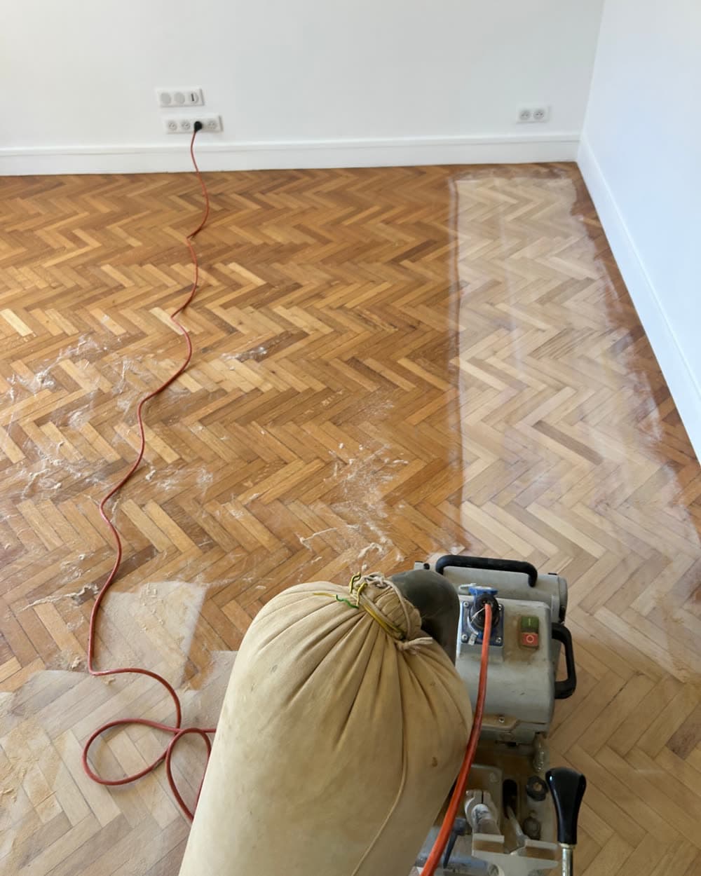 Parquet point de Hongrie à moitié poncé.