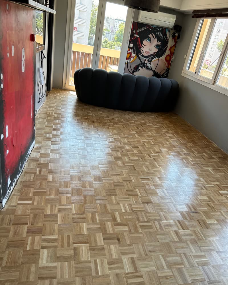 Parquet mosaïque vitrifié dans un salon.