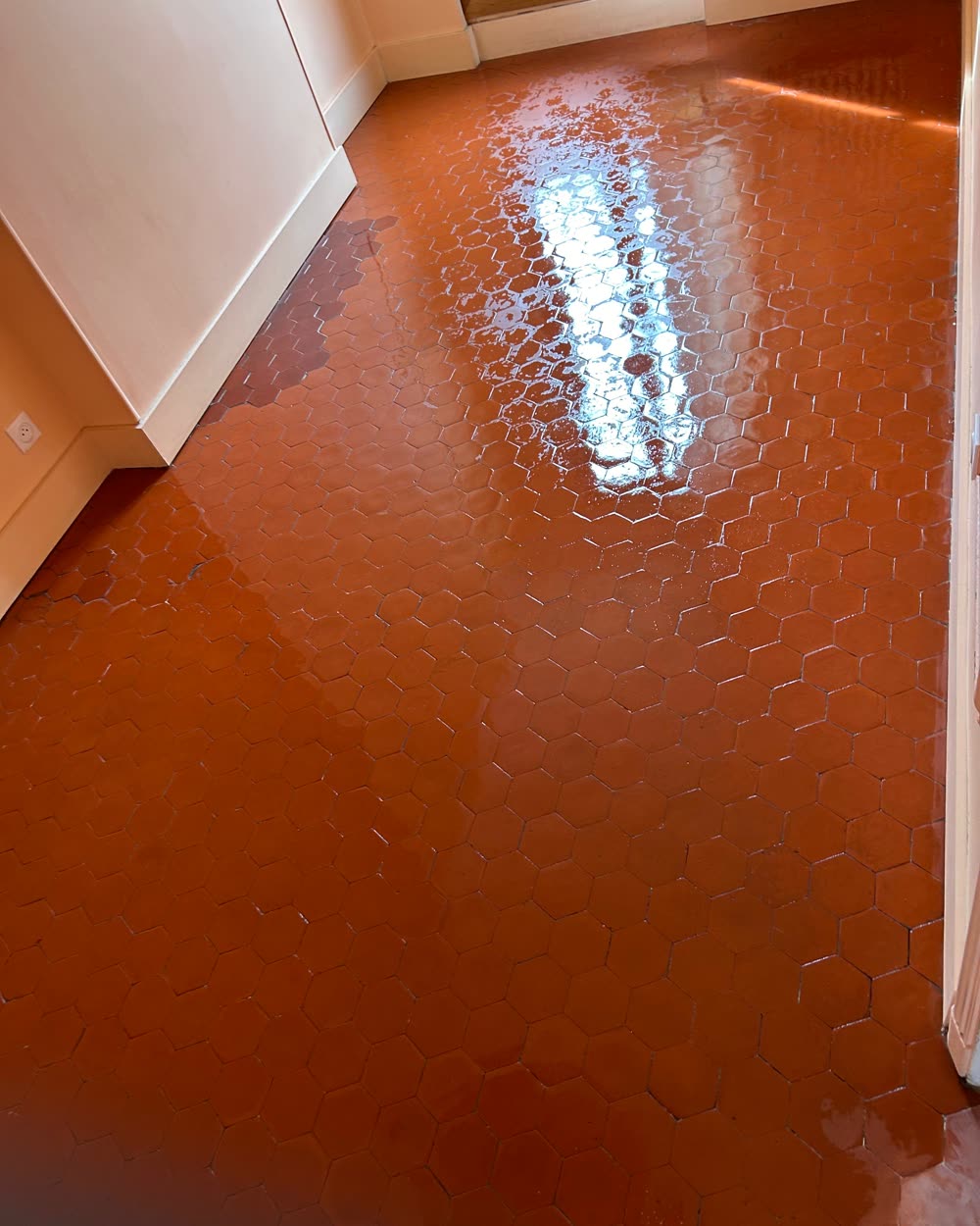 Tomettes hexagonales rouges, brillantes après décapage et traitement.