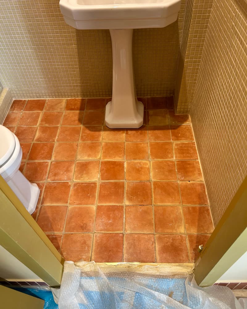 Salle de bain en tomettes carrées, après traitement.